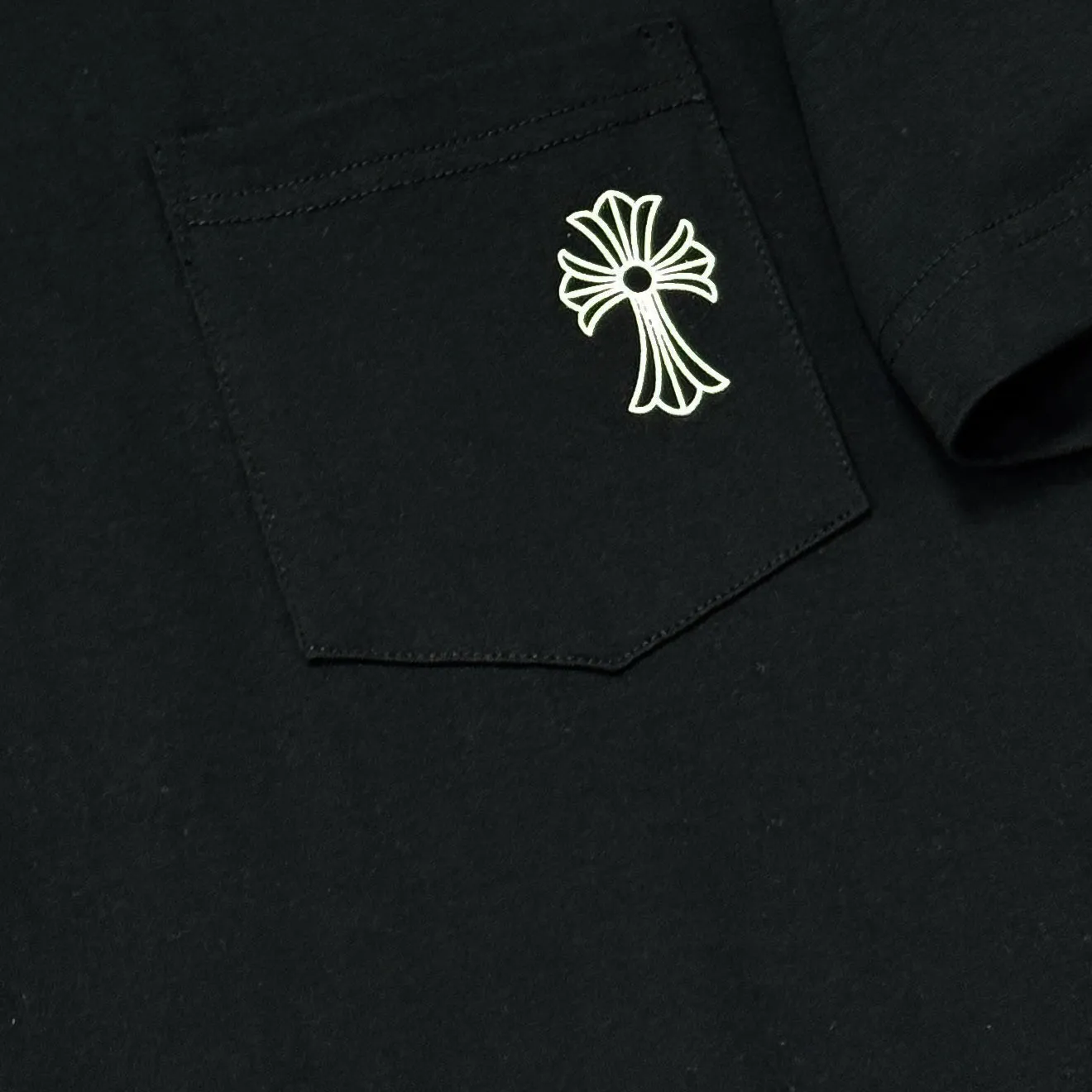 P170 Chrome Hearts 25 high-end versions. The fabric is made of 300 grams of high-density pure cotton. It does not deform or shrink. It has three labels. It is the same style for men and women. Technology: suede foaming + digital printing. Color: white, black. SIZE: S-XL.